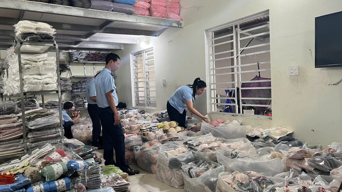 Gia Lai tạm giữ gần 1.000 sản phẩm nghi giả mạo nhãn hiệu Lacoste, Nike